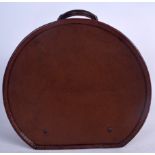 A VINTAGE LEATHER HAT BOX, decorated with a white bordered red band. 18 cm x 40 cm x 35 cm.
