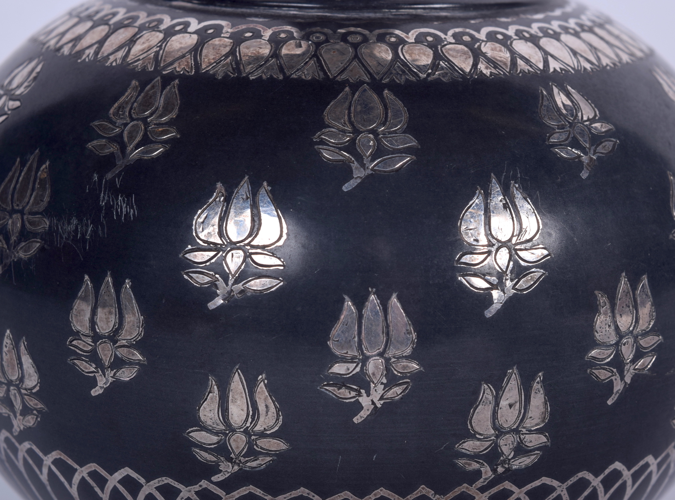 A GOOD 18TH CENTURY SILVER INLAID INDIAN BIDRI VASE, decorated with foliage. 18 cm high. - Bild 3 aus 4