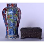 A 17TH CENTURY CHINESE KANGXI CLOBBERED VASE, together with a Japanese spelter box. Vase 16.5 cm hi