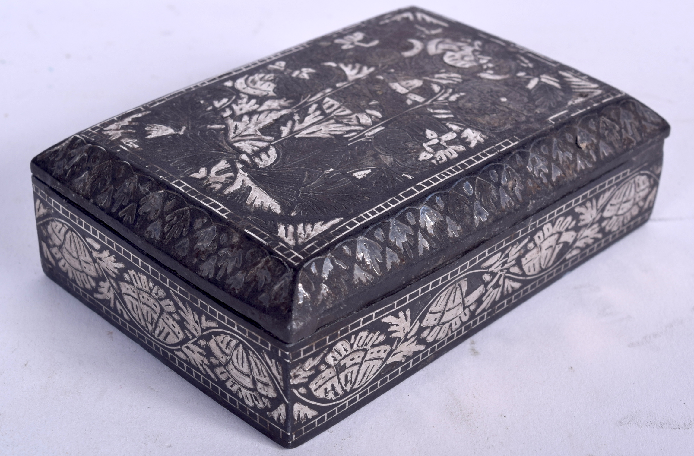 AN EARLY 20TH CENTURY INDIAN BIDRI BOX, decorated with foliage. 10.5 cm wide.