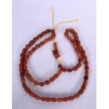 AN AMBER NECKLACE, formed with flattened beads. 72 cm.