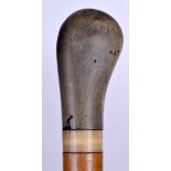 AN EARLY 20TH CENTURY RHINOCEROS HORN HANDLED WALKING CANE, formed with a bulbous terminal and ivor