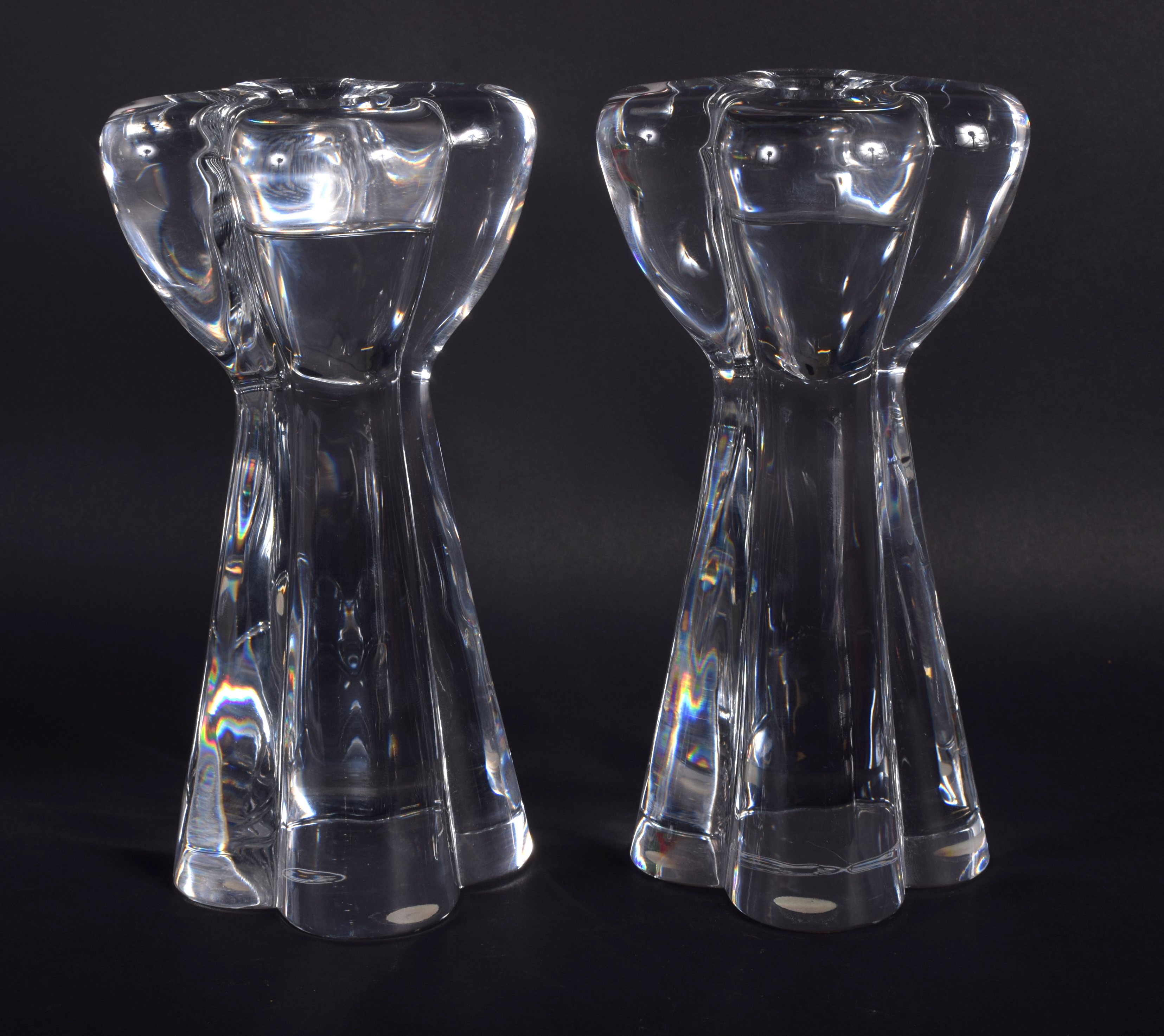 A PAIR OF FRENCH BACCARAT GLASS CANDLESTICKS. 18 cm high. - Image 2 of 3