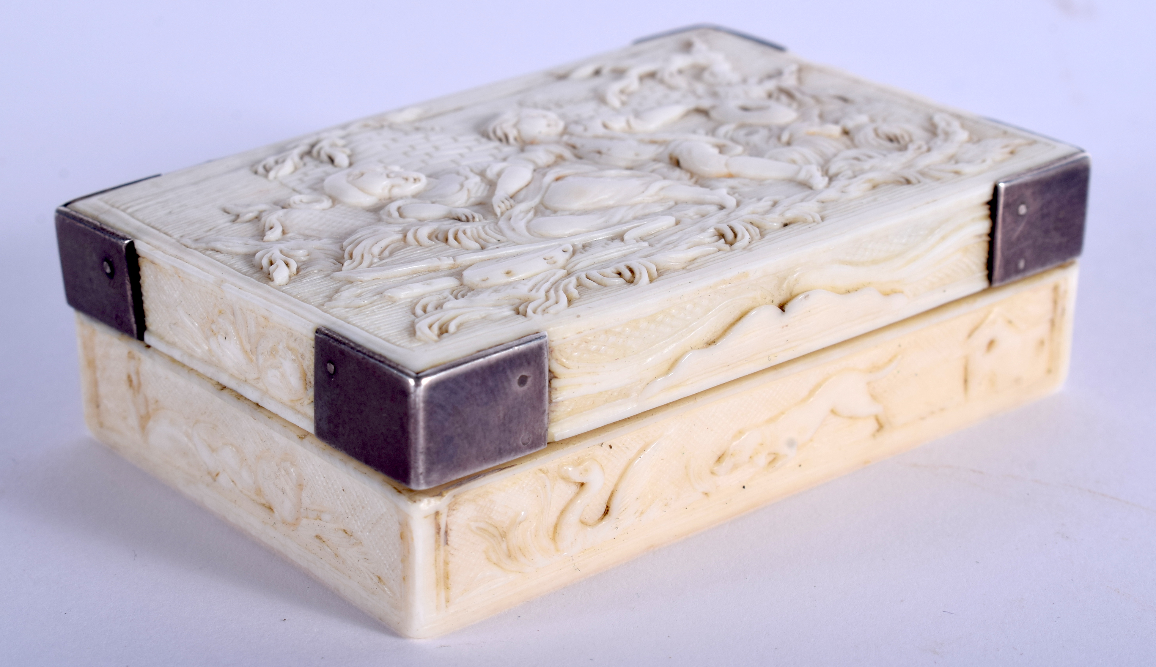 A VERY RARE 18TH/19TH CENTURY DIEPPE CARVED IVORY BOX with highly unusual mirrored internal fitting