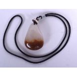 AN EARLY 20TH CENTURY TIBETAN AGATE BOULDER PENDANT NECKLACE, formed with rock crystal spacers. Bou