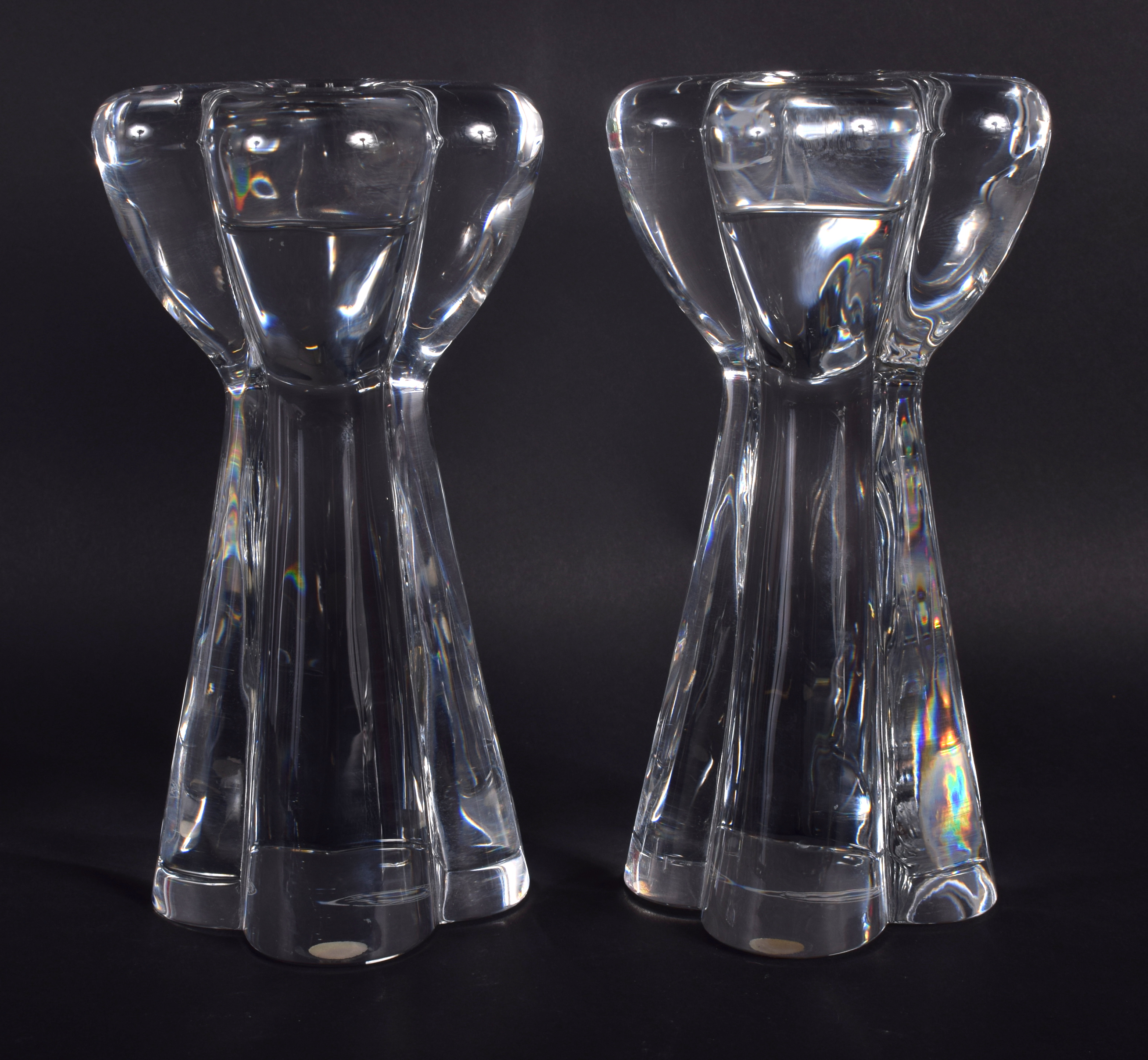 A PAIR OF FRENCH BACCARAT GLASS CANDLESTICKS. 18 cm high.