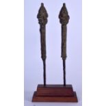 A BENIN BRONZE SCULPTURE, formed as twin males with elongated necks. 25.5 cm high.