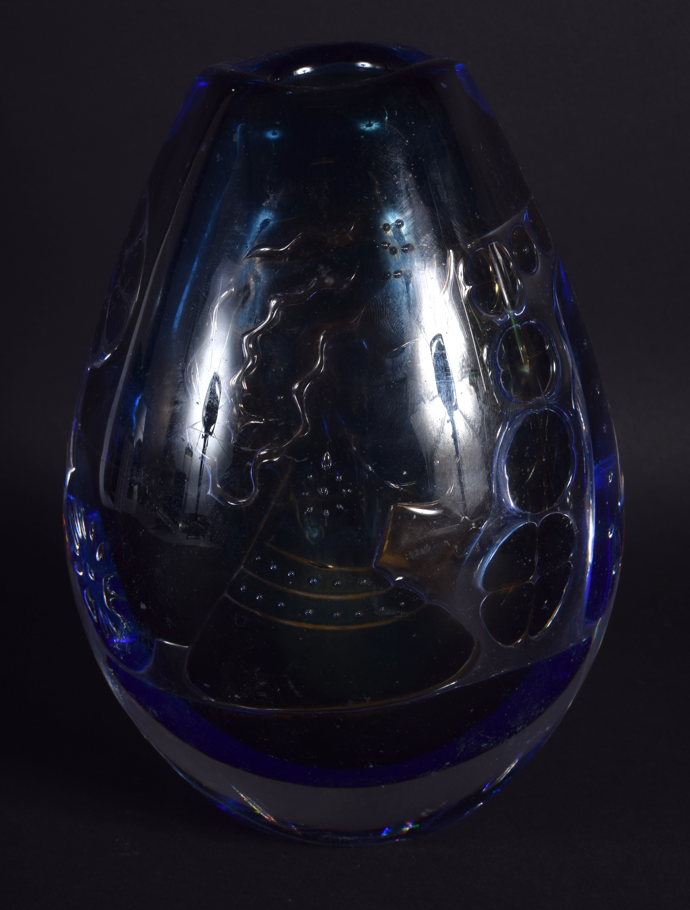 A STYLISH RETRO SWEDISH ORREFORS BLUE AND CLEAR GLASS VASE decorated with figures and peace birds. - Image 2 of 7