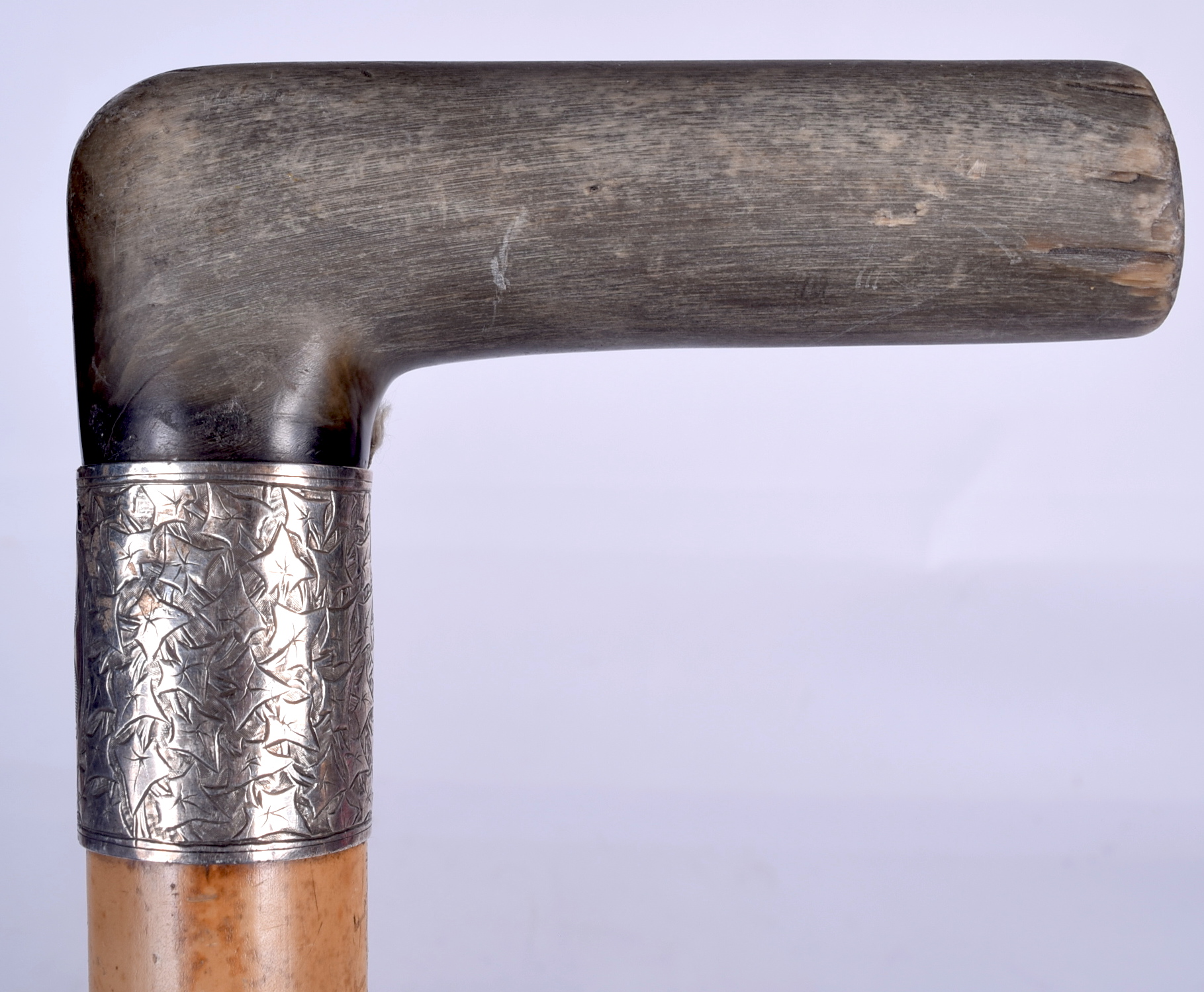 A GOOD LATE 19TH CENTURY RHINOCEROS HORN HANDLED WALKING STICK, formed with an engraved floral silv