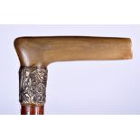 AN EARLY 20TH CENTURY BLOND RHINOCEROS HORN HANDLED WALKING STICK, formed with a silver repousse co