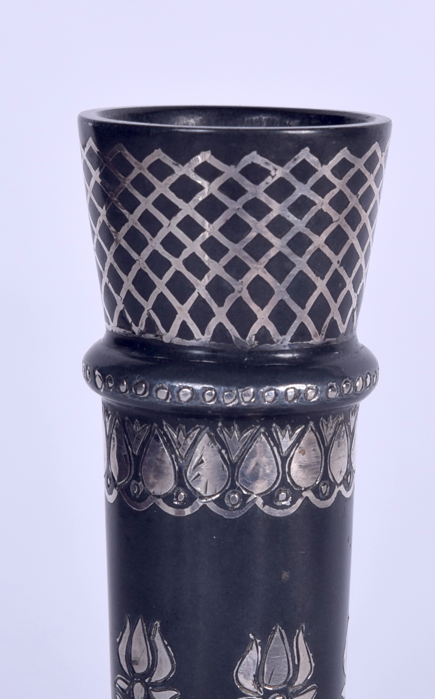 A GOOD 18TH CENTURY SILVER INLAID INDIAN BIDRI VASE, decorated with foliage. 18 cm high. - Bild 2 aus 4