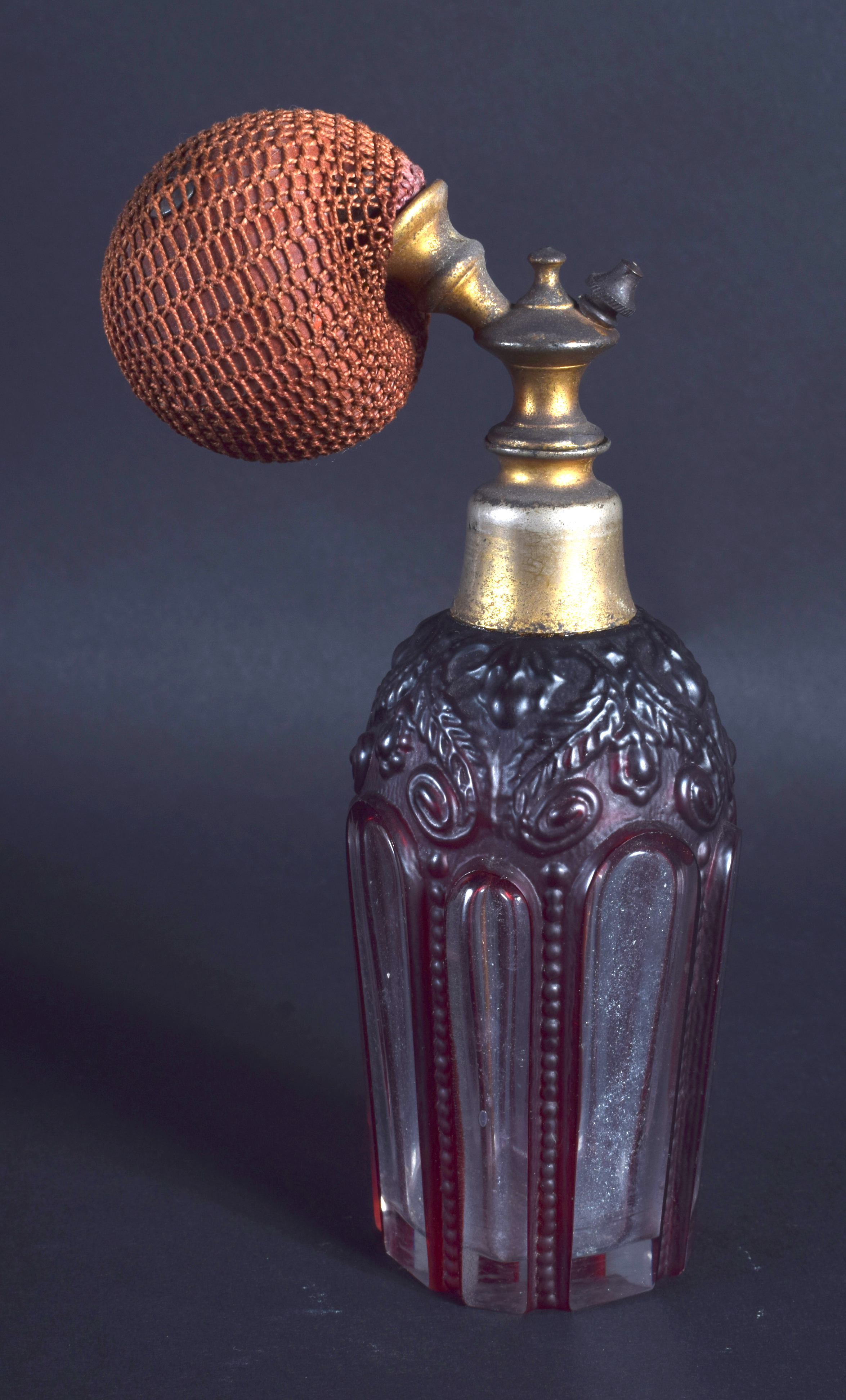 AN UNUSUAL 19TH CENTURY BOHEMIAN RUBY AND CLEAR GLASS PERFUME BOTTLE. 15 cm high. - Image 2 of 3