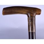 AN EARLY 20TH CENTURY R HORN HANDLED WALKING STICK, formed with a brass ferrule. 91 cm long.