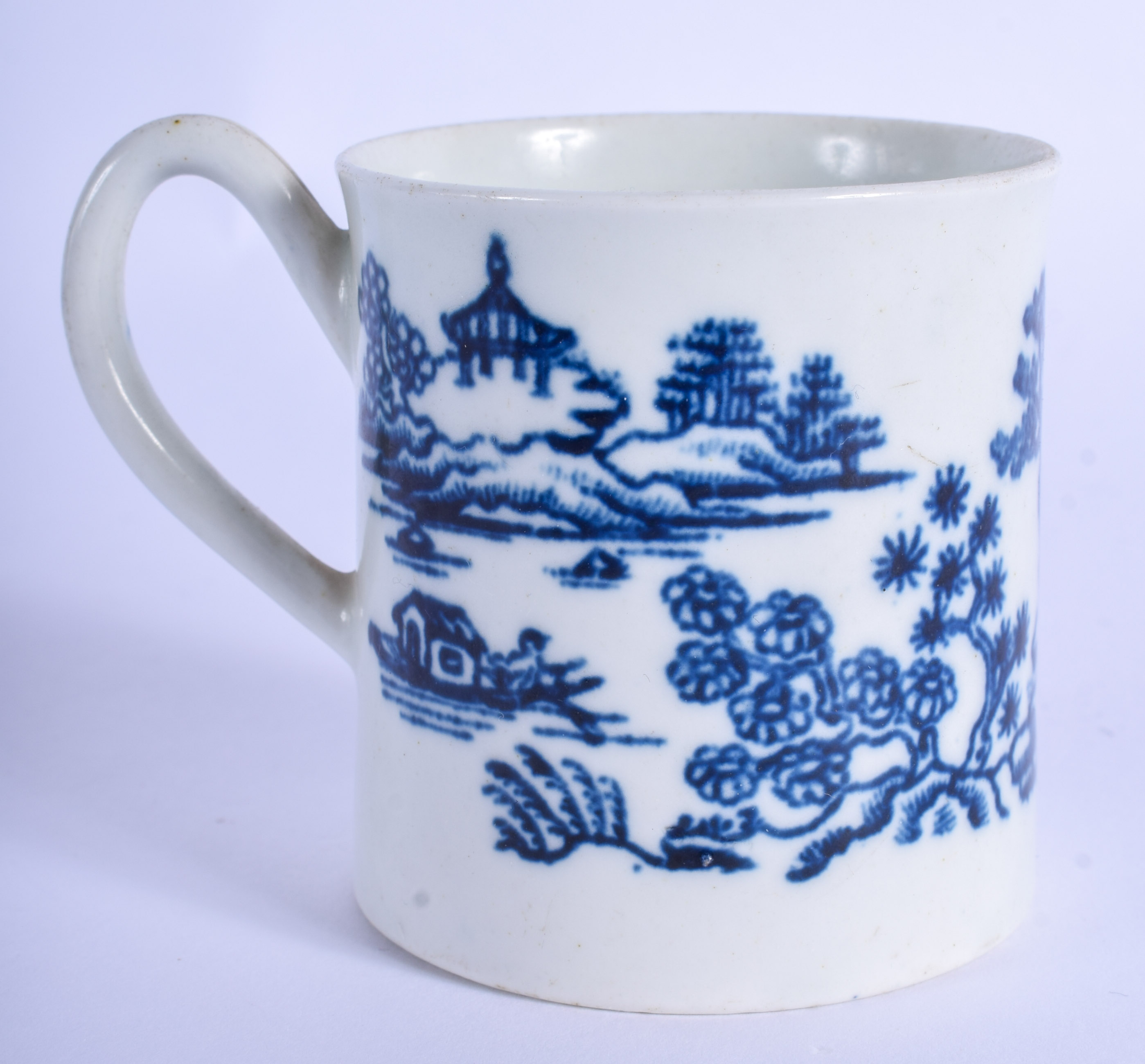 18th c. Worcester mug printed with Man in Pavilion which is considered to be Worcester earliest pri - Image 2 of 3