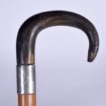 AN EARLY 20TH CENTURY RHINOCEROS HORN HANDLED WALKING STICK, formed with a Chester hallmarked silve