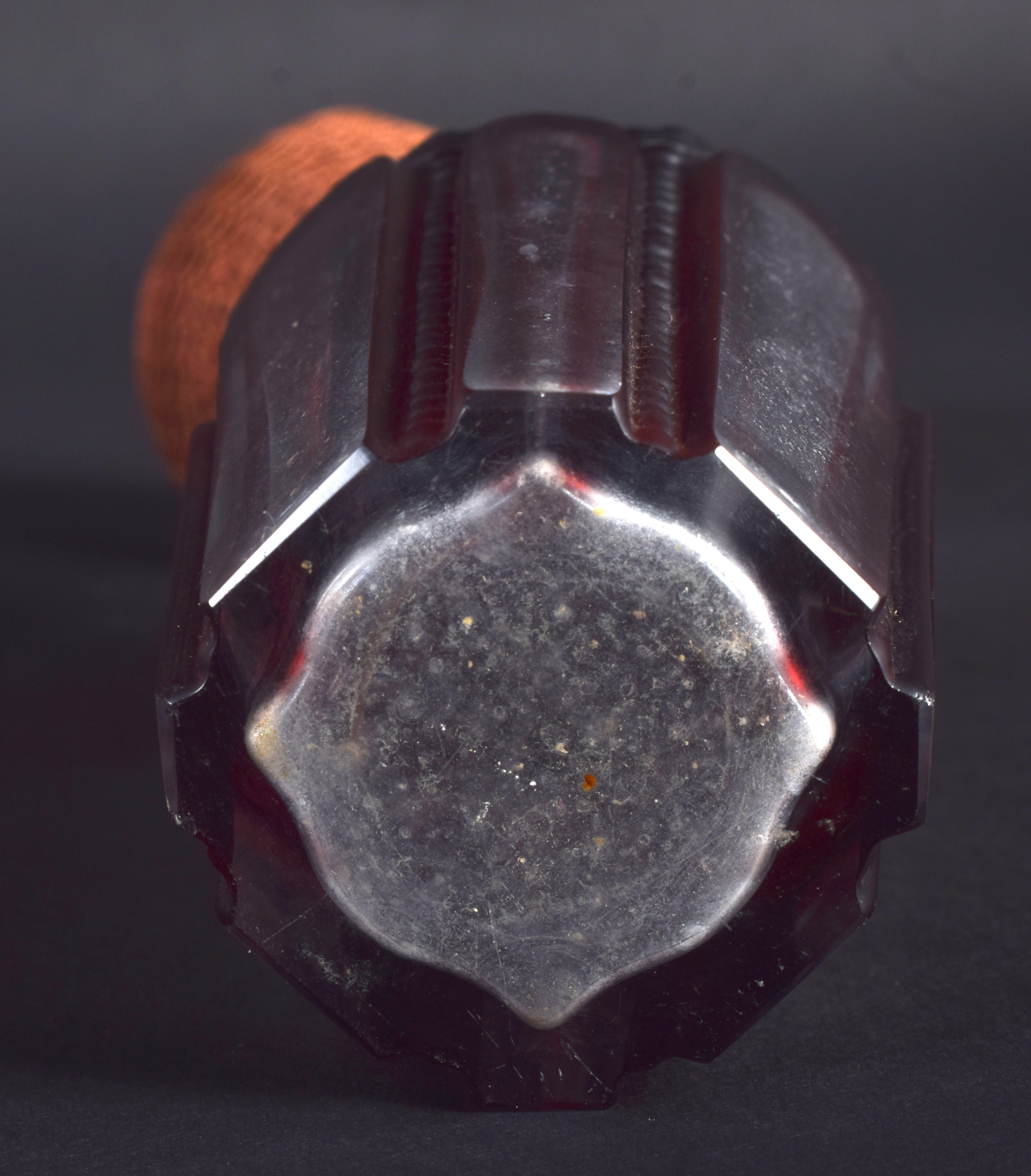 AN UNUSUAL 19TH CENTURY BOHEMIAN RUBY AND CLEAR GLASS PERFUME BOTTLE. 15 cm high. - Image 3 of 3