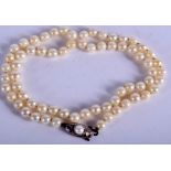 AN EDWARDIAN PEARL NECKLACE. 40 cm long.