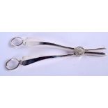 A PAIR OF EDWARDIAN SILVER TONGS. Birmingham 1907. 4.8 oz. 17 cm long.