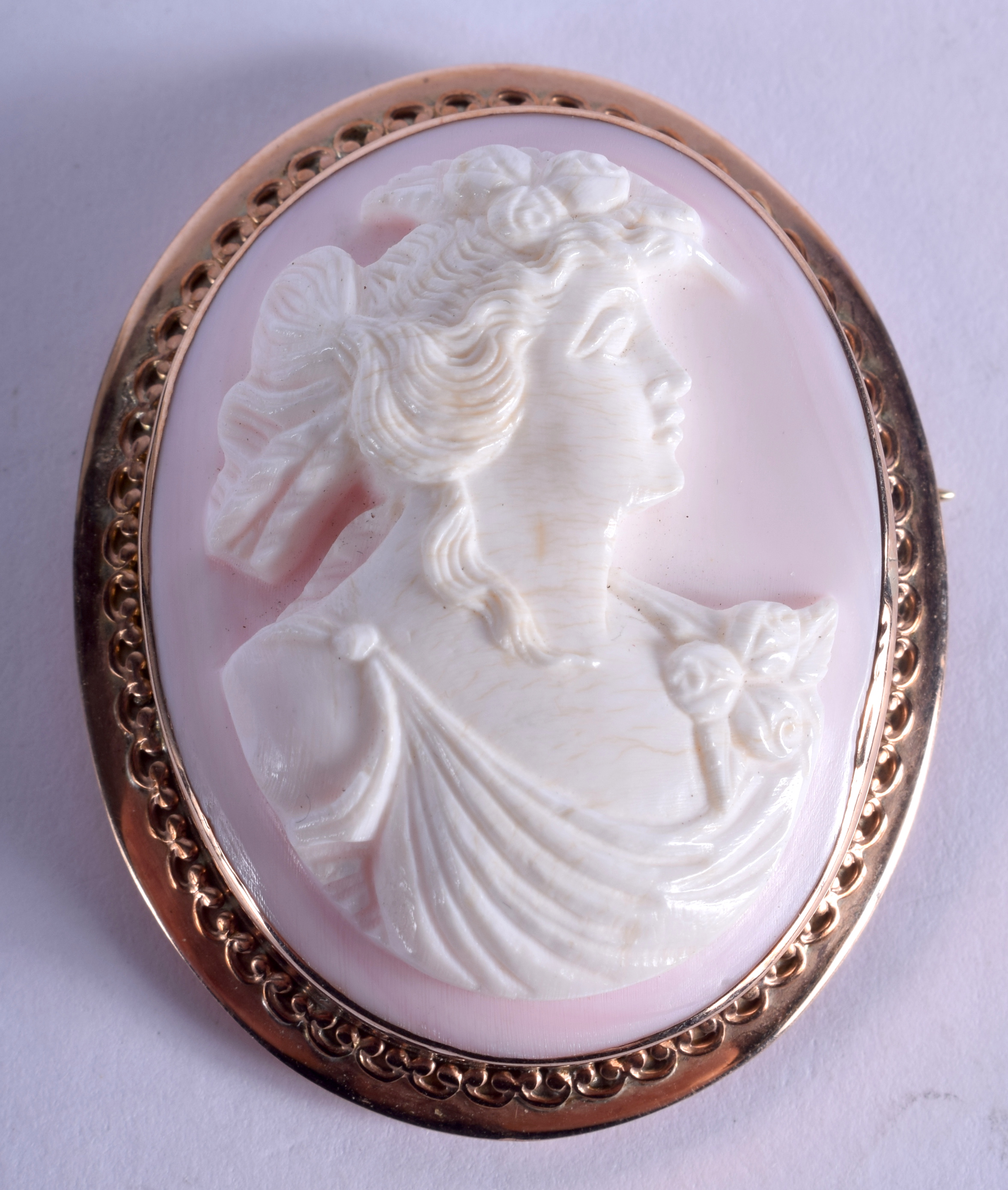 AN ANTIQUE 9CT GOLD CAMEO BROOCH. 16.7 grams. 4 cm x 4.5 cm.