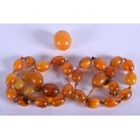 AN EARLY 20TH CENTURY AMBER NECKLACE. 22 grams.