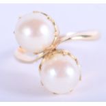 A LARGE 18CT GOLD DUAL PEARL RING. 8.5 grams. W.