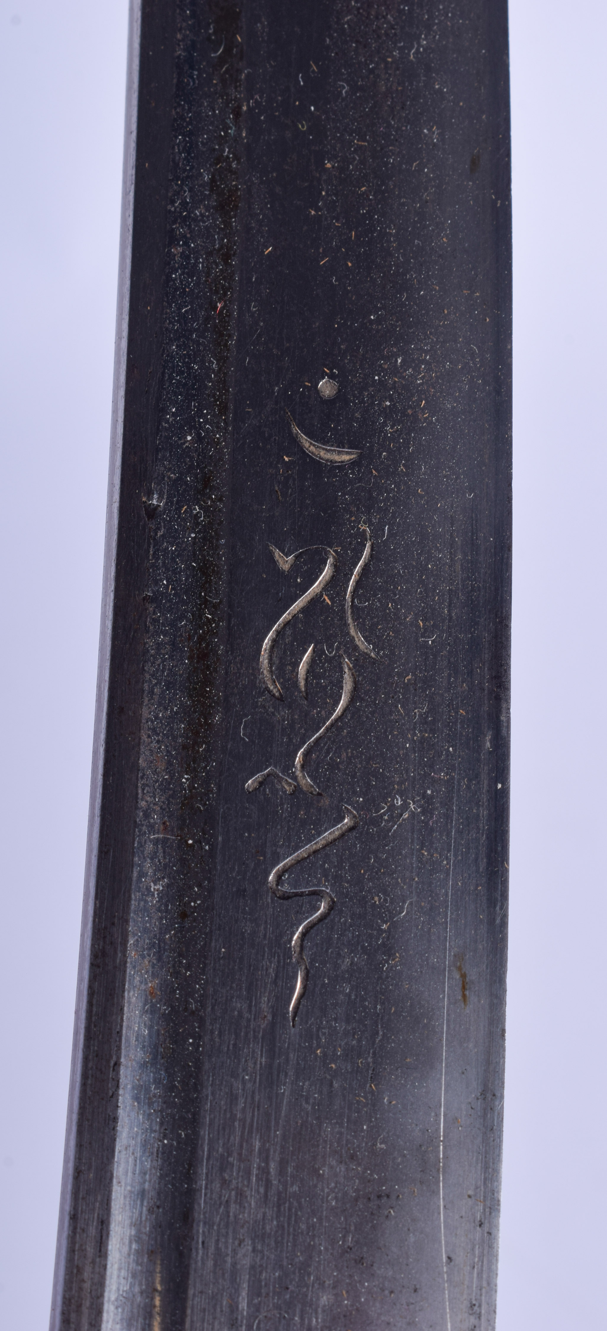 A FINE 19TH CENTURY JAPANESE MEIJI PERIOD BRONZE SAMURAI SWORD with ray skin handle and gold inlaid - Image 6 of 24