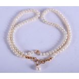 A VINTAGE GOLD AND PEARL NECKLACE. 40 cm long.