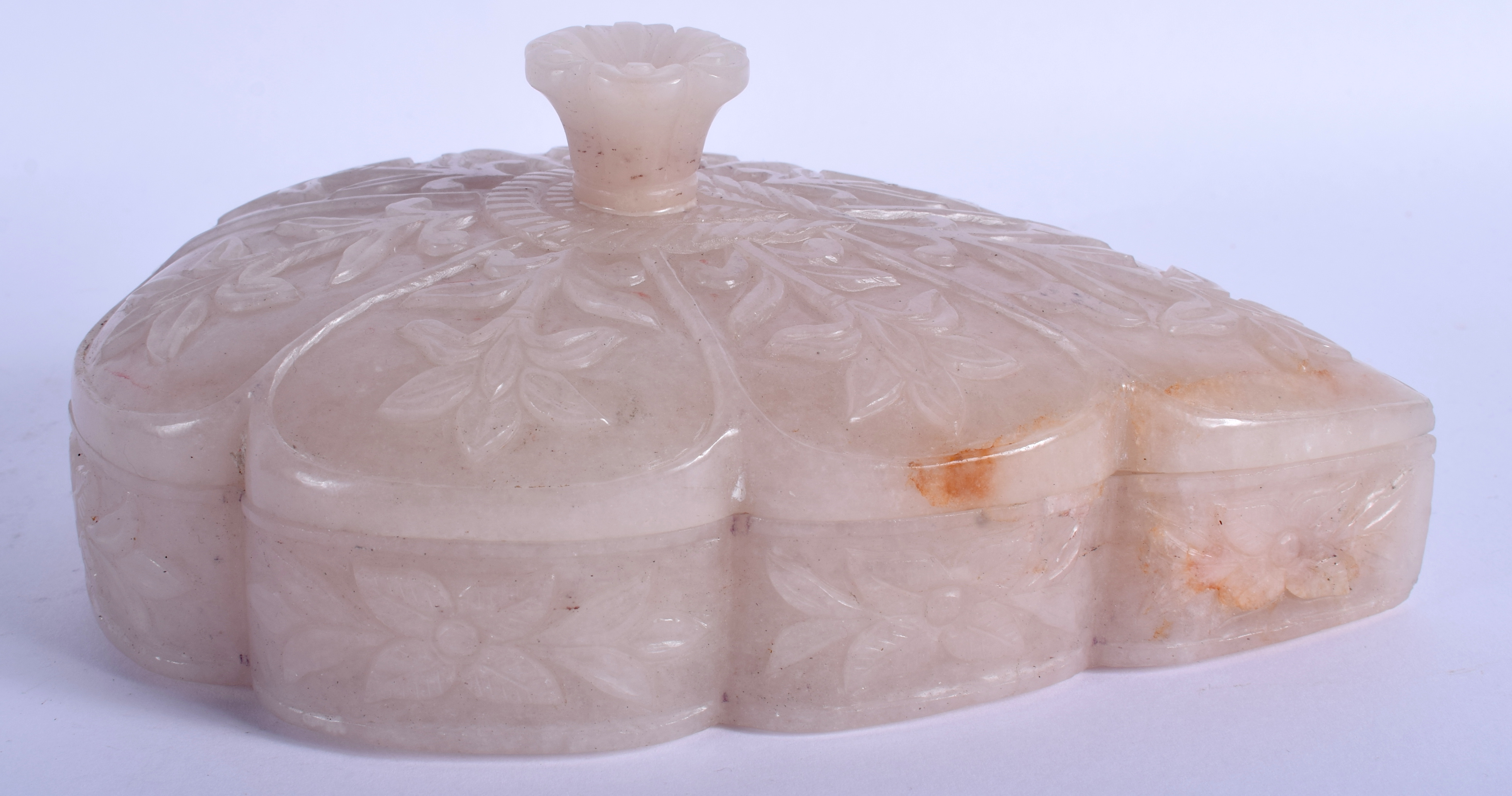 AN MUGHAL JADE BOX, lobed in form with flower finial. 19 cm x 14 cm.