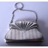 AN EDWARDIAN SILVER PURSE. 4.3 oz.