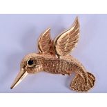 A CHARMING GOLD KINGFISHER SAPPHIRE BROOCH. 2 grams.