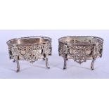 A PAIR OF ANTIQUE SILVER SALTS. 9.2 oz overall. 7 cm wide.