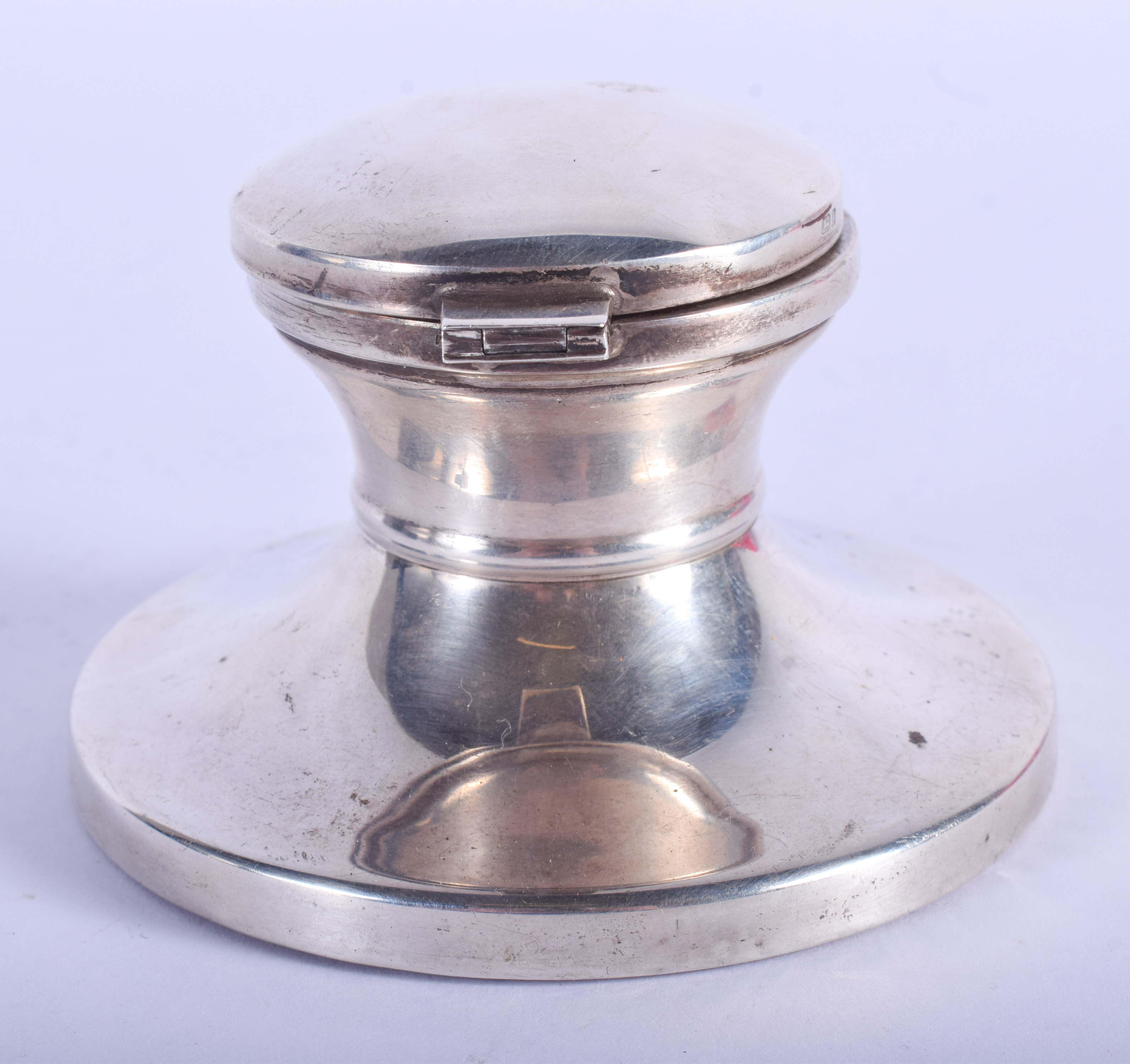 A SILVER INKWELL. 6.1 oz overall. 8 cm wide. - Image 2 of 4