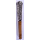 AN EARLY 20TH CENTURY INDIAN SILVER CANE HANDLE, dcorated in relief with extensive foliage. 23.5 cm