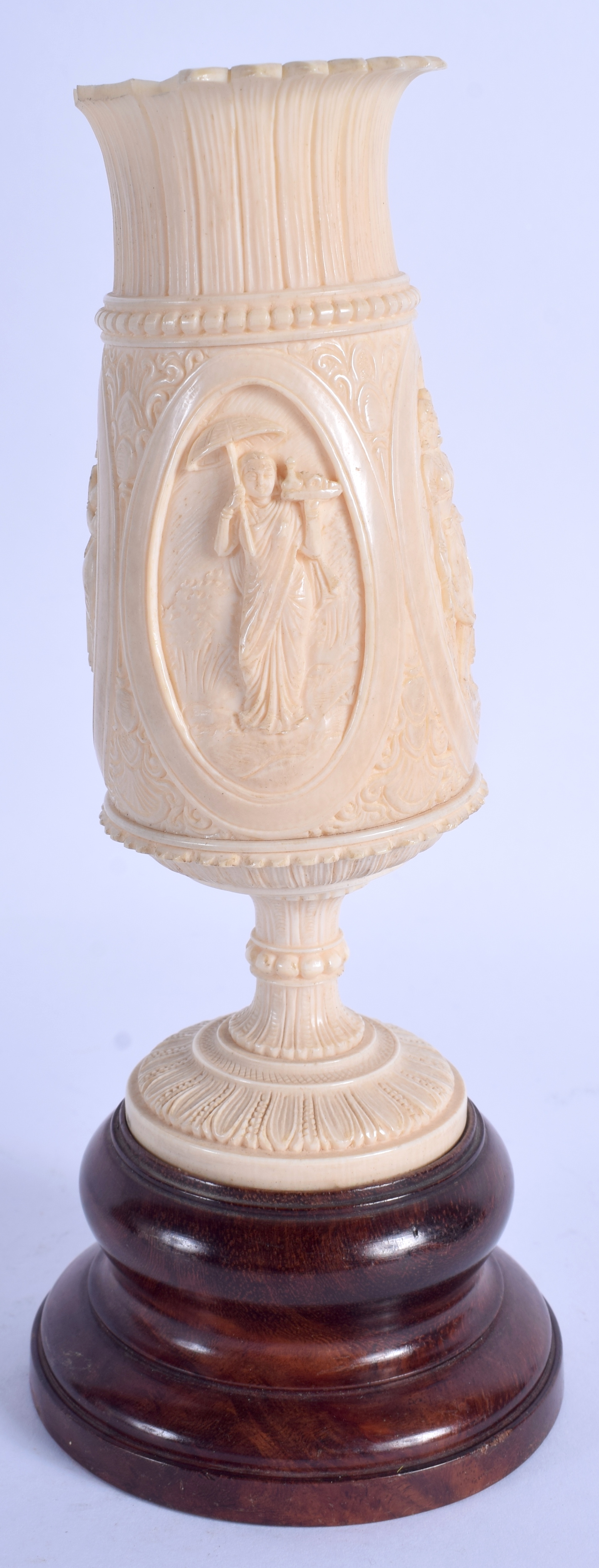 AN EARLY 20TH CENTURY INDIAN CARVED IVORY VASE. Total heigh 18 cm. - Bild 2 aus 2