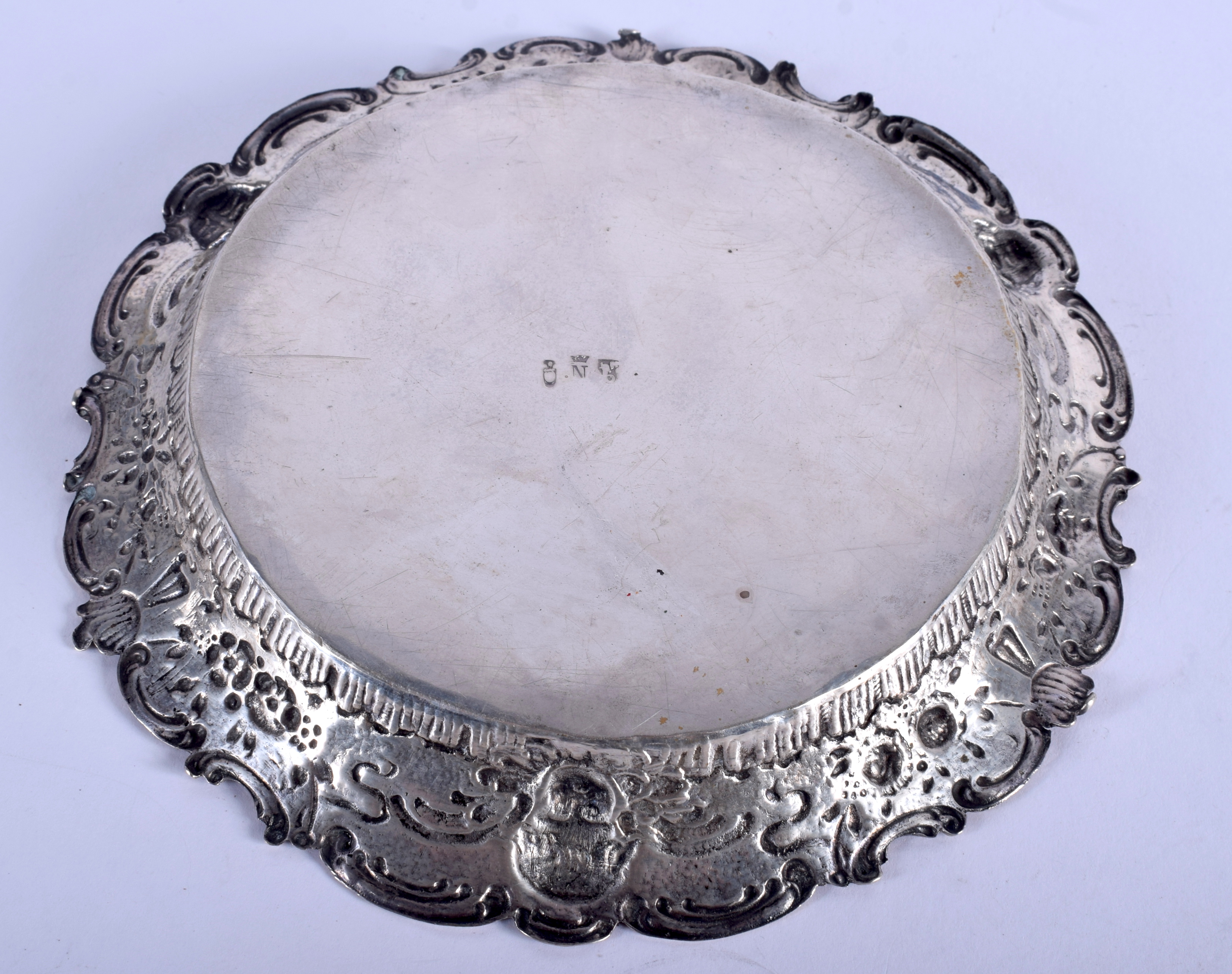 AN ANTIQUE SILVER DISH. 5.6 oz. 16 cm wide. - Image 2 of 3