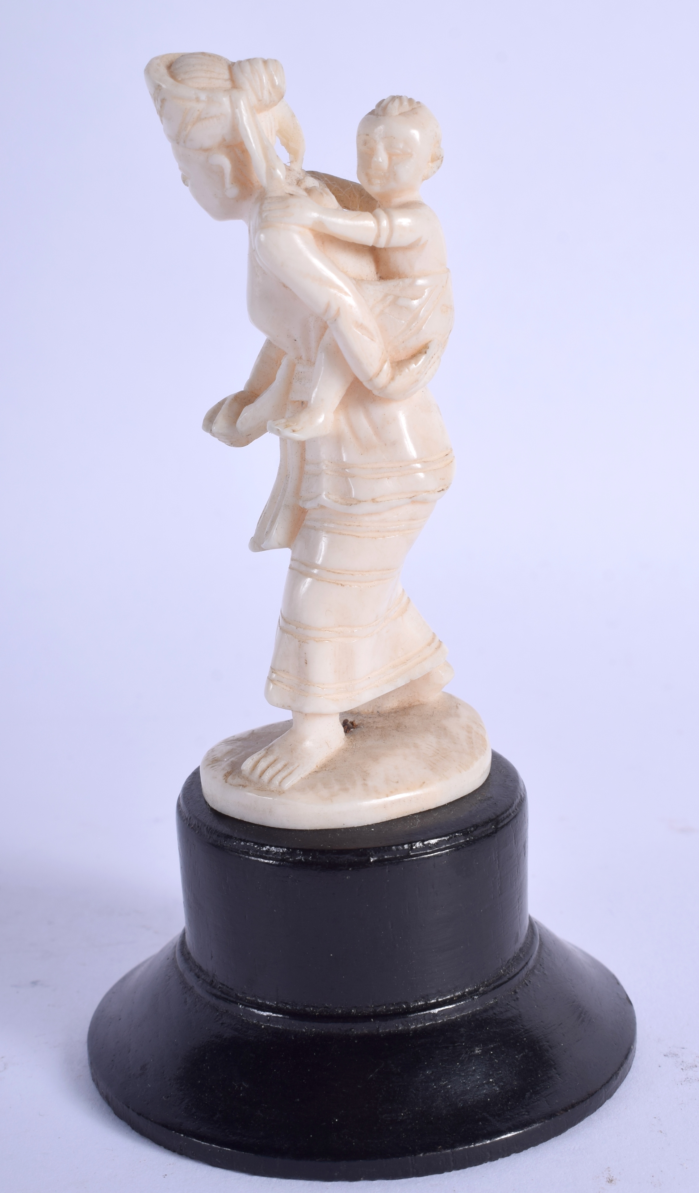 AN EARLY 20TH CENTURY INDIAN CARVED IVORY FIGURE, formed as a mother and child. Total heigh 11.5 cm. - Bild 2 aus 2