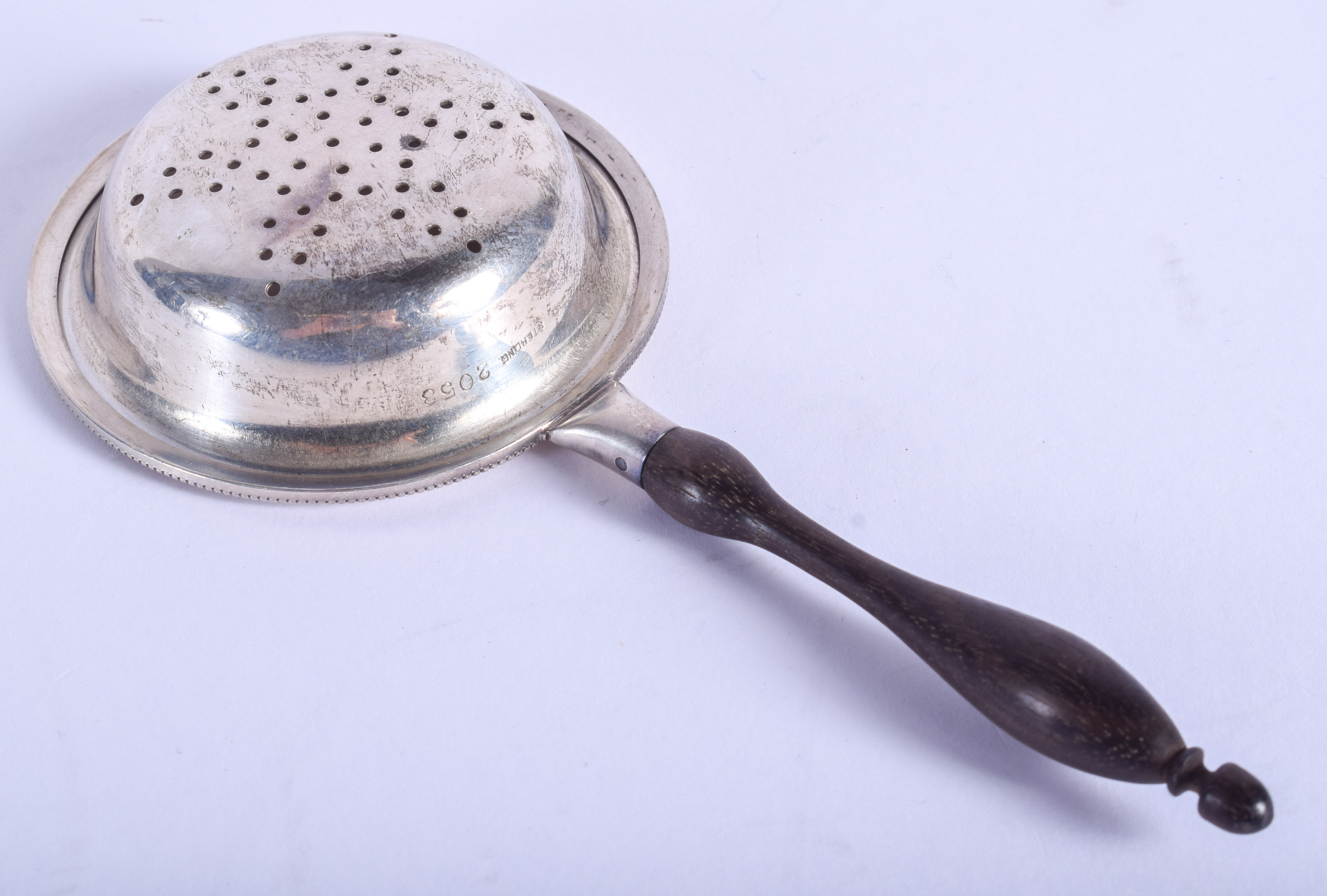 A VINTAGE SILVER TEA STRAINER. 13 cm wide. - Image 2 of 3