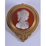 A FINE ANTIQUE 15CT GOLD CAMEO BROOCH PENDANT. 10.7 grams. 2.75 cm x 3.75 cm.