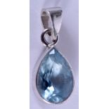 AN 18CT GOLD AND AQUAMARINE PENDANT. 1 gram. 1.75 cm x 0.5 cm.