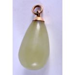 A CHINESE GOLD MOUNTED JADE PENDANT. 3 cm x 1.25 cm.