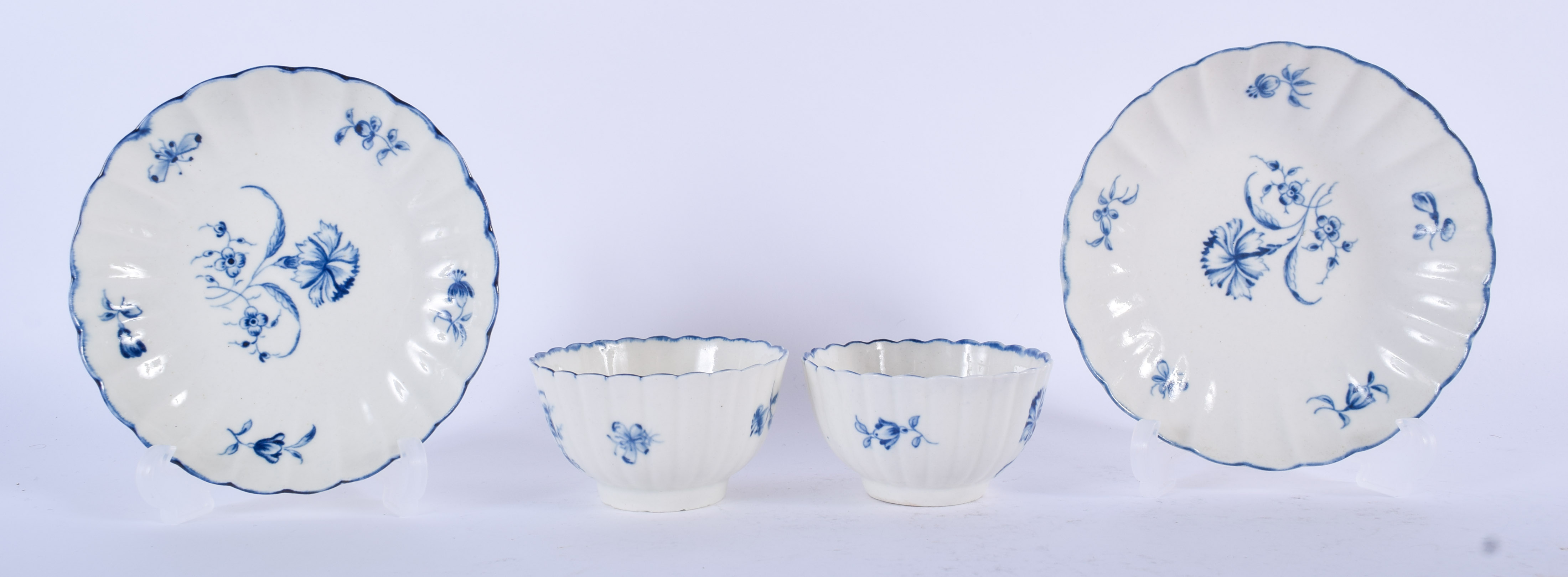18TH C. WORCESTER PAIR OF TEABOWLS AND SAUCERS PAINTED WITH THE GILLYFLOWER PATTERN. (4)