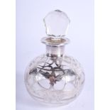 AN ART NOUVEAU SILVER AND GLASS SCENT BOTTLE. 10 cm high.