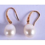 A PAIR OF GOLD AND PEARL EARRINGS.