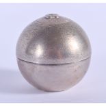 A VINTAGE CONTINENTAL SILVER BOX. 3 cm wide.