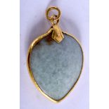 A FINE 19TH CENTURY 24CT GOLD MOUNTED CENTRAL ASIAN JADE PENDANT. 14.7 grams. 3 cm x 3.5 cm.