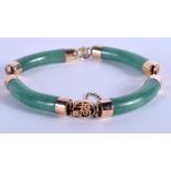 A VINTAGE CHINESE 14CT GOLD AND JADEITE BRACELET. 16 cm long.