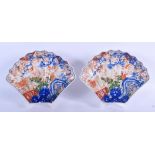 A PAIR OF 19TH CENTURY JAPANESE MEIJI PERIOD IMARI FAN SHAPED DISHES. 21 cm x 14 cm.