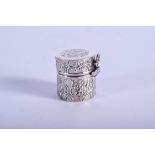 A SMALL SILVER BOX. 2.5 cm high.