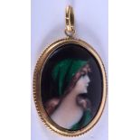 AN ART NOUVEAU 9CT GOLD AND ENAMEL PENDANT. 4.7 grams. 2.25 cm x 2.5 cm.