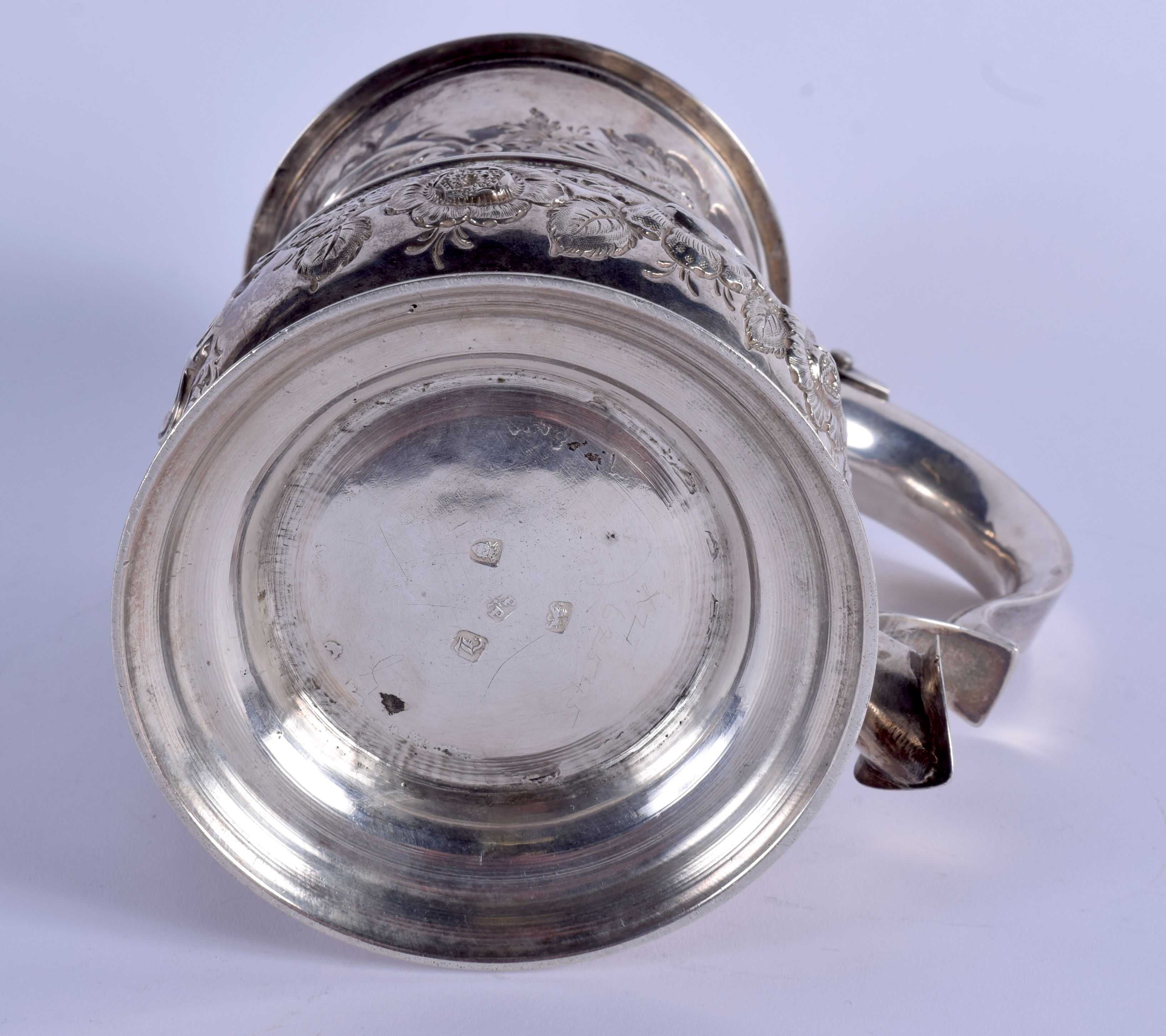 A GEORGE III SILVER STEIN by William & James Priest, decorated with foliage. London 1766. 22 cm 14 c - Image 4 of 6